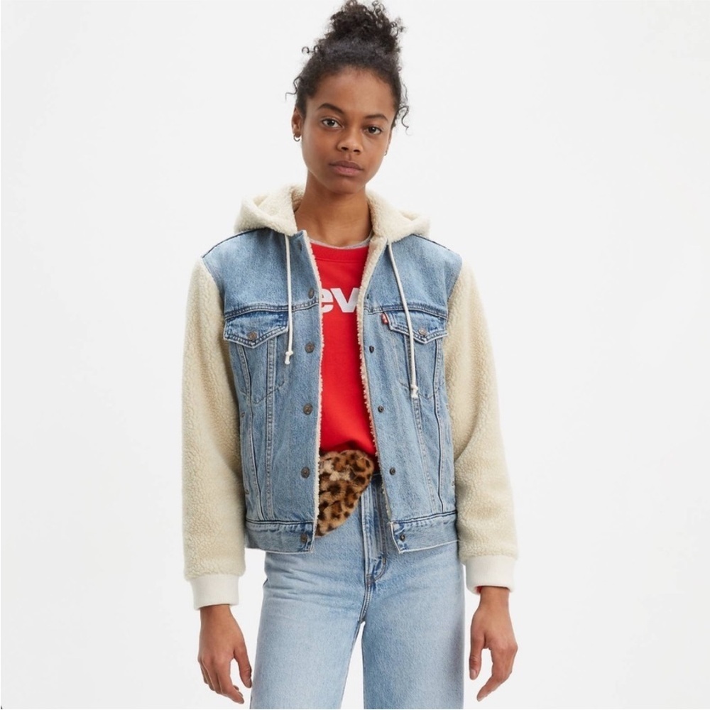 LEVI’S Ex-Boyfriend Sherpa-Lined Denim Trucker Jacket